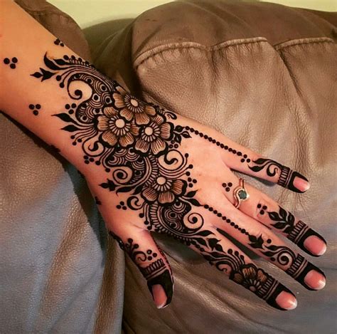 – Henna can last up to 2-3 weeks on the client’s skin and up to 6 weeks on the actual hair, depending on skin type and aftercare routine. – Henna is great for keeping hair healthy and hydrated. Henna can encourage hair growth; unlike traditional chemical-based tints that dry-out and can damage hair.